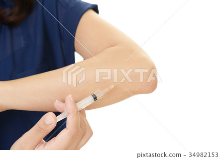 A woman with a syringe 34982153