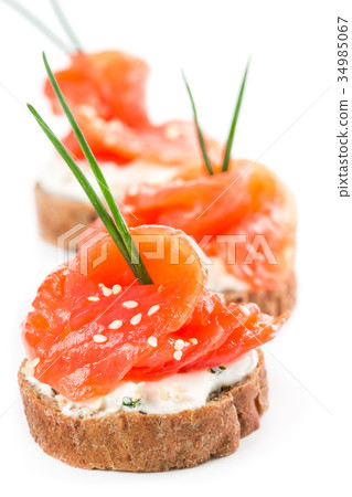 Canapes with salmon and onion 34985067