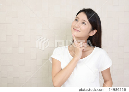 一個微笑的女人 34986236