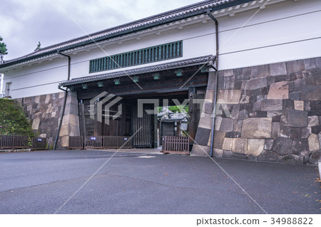 Sakuradamon(Watarumon)在秋天的雨中濕透 Sakuradamon(Watarumon)在秋天的雨中濕透 34988822