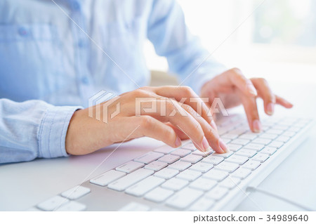 Female woman office worker typing on the keyboard 34989640
