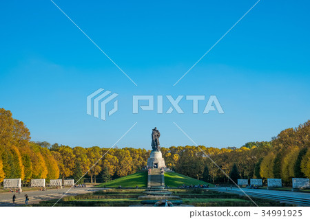 The Soviet War Memorial ,Berlin's Treptower Park The Soviet War Memorial ,Berlin's Treptower Park 34991925