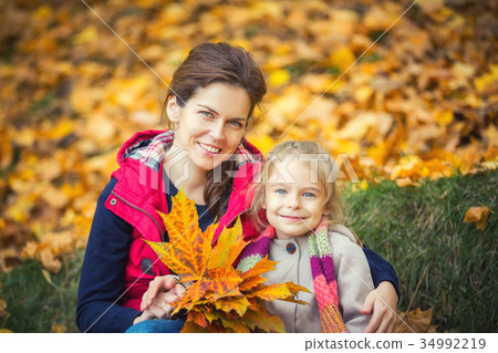 Mother and daughter in the autumn park 34992219