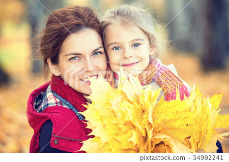 Mother and daughter in the autumn park 34992241