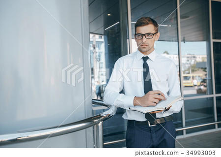 businessman with notebook 34993003