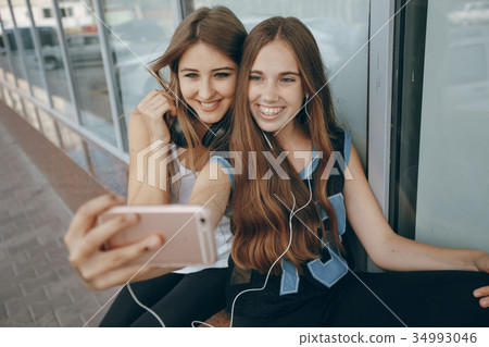 girls with headphone 34993046