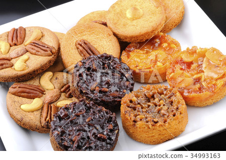 Assorted baked sweets 34993163