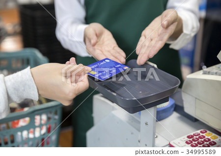 婦女在超市付款的無現金支付 34995589