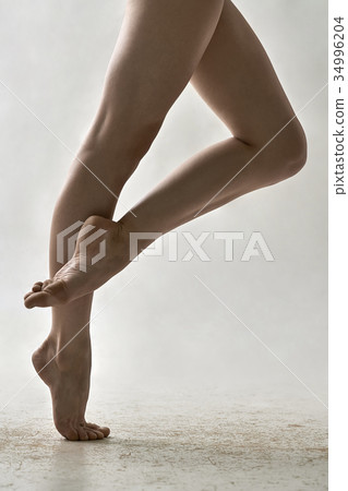 Ballet dancer posing in studio Ballet dancer posing in studio 34996204