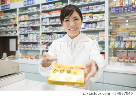 顯示感冒藥的藥劑師在藥房 34997040