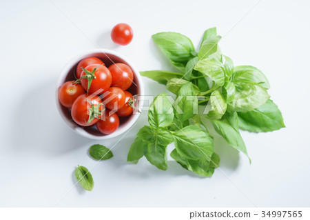 fresh tomatoes. fresh tomatoes. 34997565