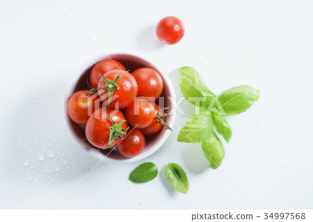 fresh tomatoes. fresh tomatoes. 34997568