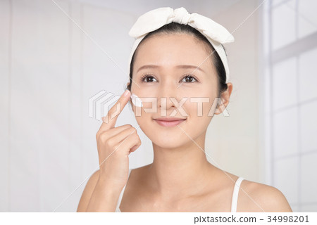 Women who face care Women who face care 34998201