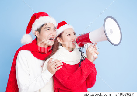 couple smile with merry christmas 34998627
