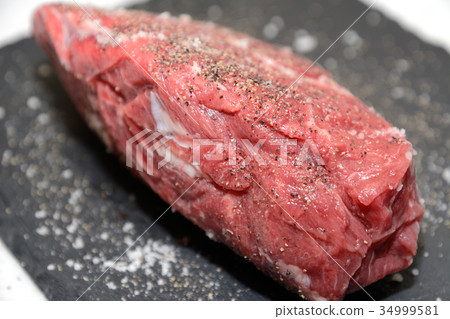 Delicious raw beef of Kuroge Wagyu beef 34999581
