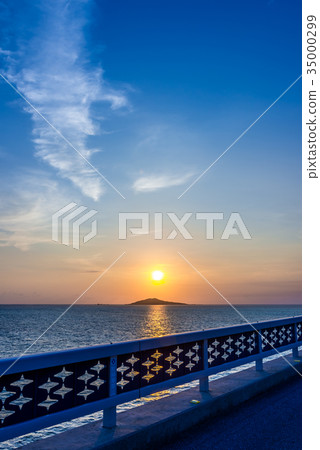 Sunrise between Ikeda Bridge and Okamijima Sunrise between Ikeda Bridge and Okamijima 35000299