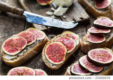 Sandwich with figs and goat cheese 35000876