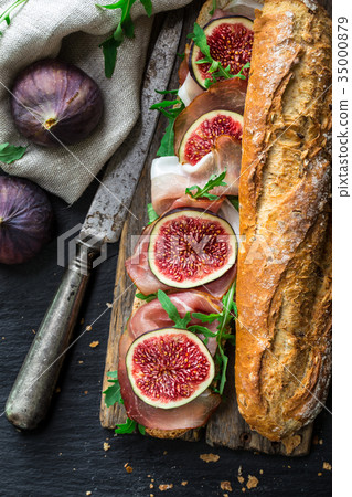 Sandwich with figs and prosciutto Sandwich with figs and prosciutto 35000879