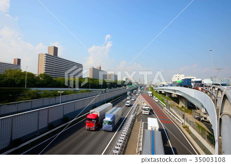 從Oi土地橋樑看的大城市高速公路海岸線 從Oi土地橋樑看的大城市高速公路海岸線 35003108