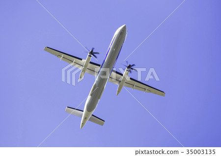 飛機正好在龐巴迪DHC8-Q400上方飛行 飛機正好在龐巴迪DHC8-Q400上方飛行 35003135