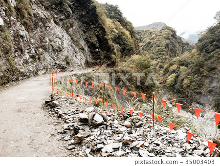 被颱風摧毀的山路 35003403