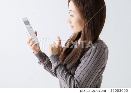 操作計算器的婦女 操作計算器的婦女 35003600