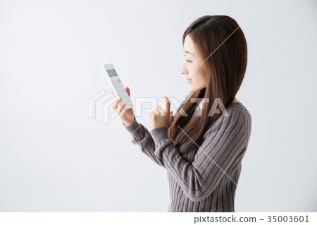 操作計算器的婦女 操作計算器的婦女 35003601