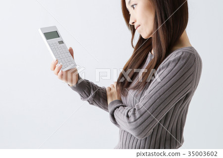 操作計算器的婦女 操作計算器的婦女 35003602