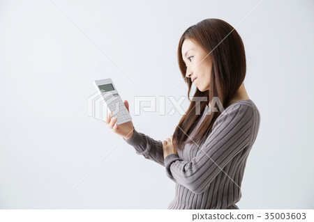 Woman operating a calculator 35003603