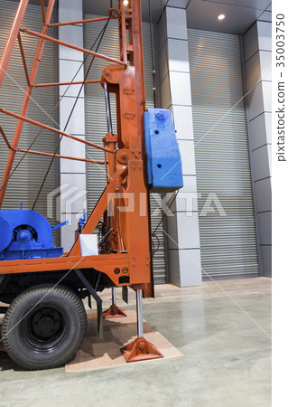 Crane dropped hammer pile driver Crane dropped hammer pile driver 35003750