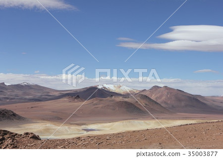 鹽湖和美麗的安地斯山的山在阿塔卡馬高地的沙漠區域,在智利的晴朗的南部 鹽湖和美麗的安地斯山的山在阿塔卡馬高地的沙漠區域,在智利的晴朗的南部 35003877
