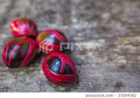 Four whole nutmeg red placenta-like cover of seed. 35004362