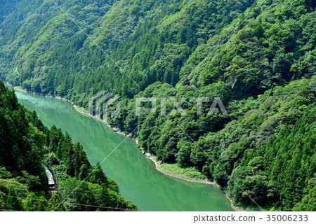 Wide view Ina road running unexplored 35006233