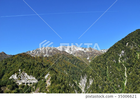Autumn Tateyama Mountain Range from the Kurobe Dam 35006621