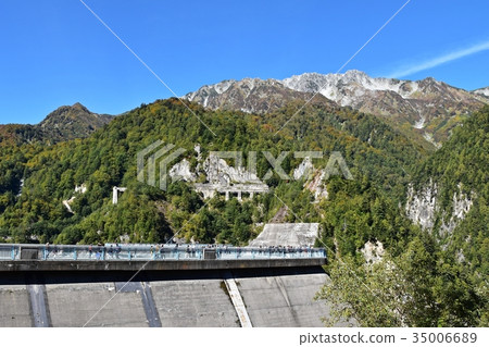 Autumn Tateyama Mountain Range from the Kurobe Dam 35006689