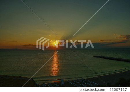 beautiful early dawn in the sea 35007117
