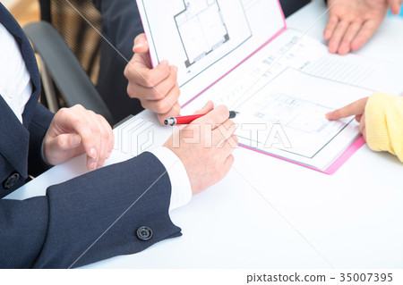 A woman searching for a property A real estate agent Rental apartment Explanation staff Property introduction Home searching Body parts 35007395