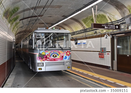 Trolley bus 300 stopping at Kurobe Dam Station 35009151