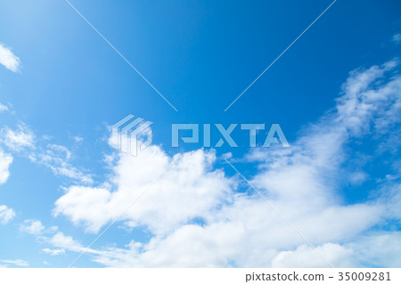 Refreshing blue sky Spring sky White clouds and blue sky Background material Copy space Character space Refreshing blue sky Spring sky White clouds and blue sky Background material Copy space Character space 35009281