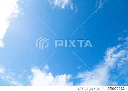 Refreshing blue sky Spring sky White clouds and blue sky Background material Copy space Character space 35009282