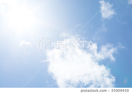 太陽和刷新的藍天春天天空白色雲彩和藍天背景材料拷貝空間字符空間 太陽和刷新的藍天春天天空白色雲彩和藍天背景材料拷貝空間字符空間 35009430