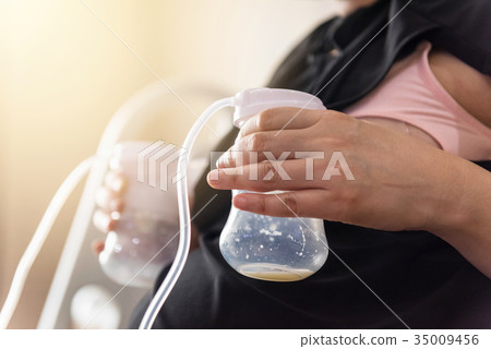 Pump breast milk by Autimatic machine 35009456