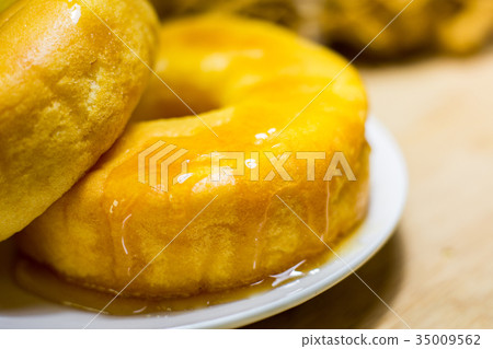 vanilla donut cake with honey. vanilla donut cake with honey. 35009562