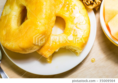 vanilla donut cake with honey. vanilla donut cake with honey. 35009564