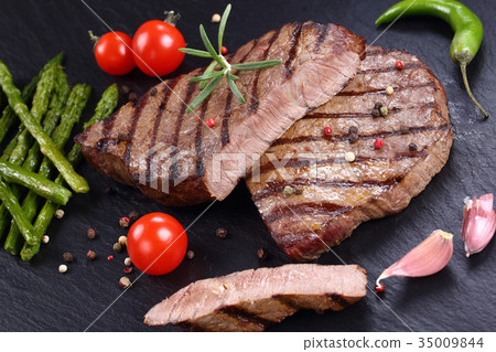 barbecued beef steaks cut in pieces 35009844