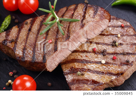 medium well grilled juicy beef steaks medium well grilled juicy beef steaks 35009845