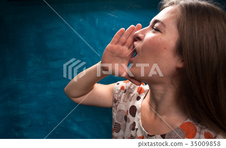 Portrait of young caucasian woman shouting 35009858