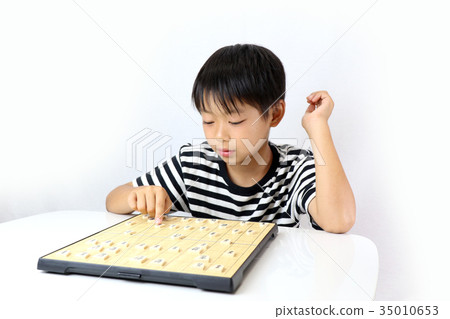 A child playing with shogi 35010653
