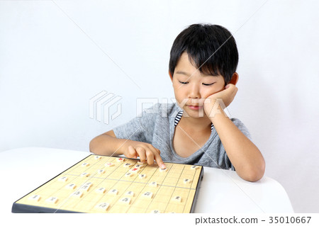 A child playing with shogi 35010667