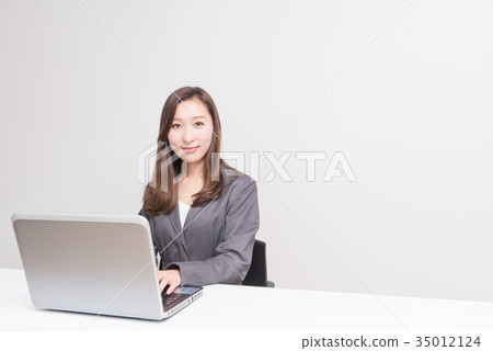 Career woman who uses PC Career woman who uses PC 35012124